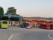 DA LI AUTOBUSI KASNE ZBOG PREDSEDNIKOVOG OTVARNJA 5,5 KM PUTA