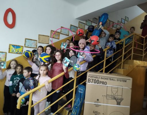 GRUPA MLADIH IZ DONJE STRAŽAVE POMAŽE OBNOVU ŠKOLE