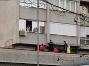 ŽENA PALA KROZ PROZOR STAMBENE ZGRADE