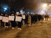 Odlazak do crkve i paljenje sveća na večerašnjem protestu