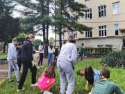 OŠ “9. oktobar”: Učenici i nastavnici zajednički uredili školsko dvorište i zasadili cveće