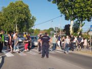 Blokada kao poruka: Prokupčani blokirali ulicu kod tržnog centra Penta park