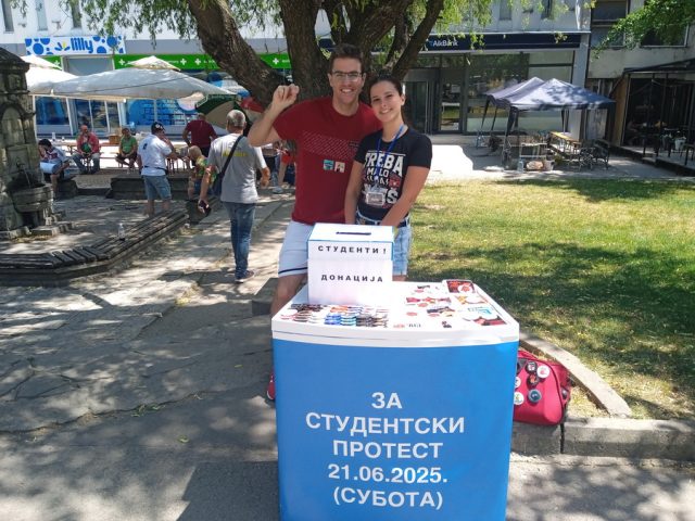 Studenti na štandu