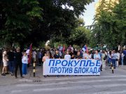 Skup pristalica SNS-a u Prokuplju: “Protiv blokada” uz blokirane ulice
