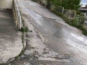 Pukla vodovodna cev u ulici Gute Dobričanina, građani čekaju intervenciju nadležnih službi