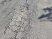 Asfalt u Ulici Danila Kiša već puca – građani traže odgovornost za loše izvedene radove