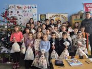 Topličani iz Novog Sada obradovali mališane u Rači novogodišnjim paketićima