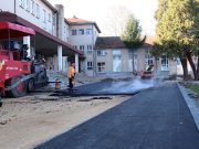 Kuršumlija: Uređen školski prostor u OŠ “Drinka Pavlović” – završeni radovi na stazi i prilazu