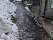 Kvar na vodovodnoj mreži danima bez sanacije: Vinogradarska ulica pretvorena u ledenu stazu