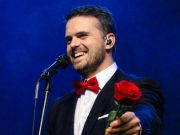 Dušan Svilar peva za dame – Osmomartovski koncert u Kuršumliji