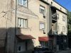 Deo fasade pao sa zgrade u centru Prokuplja, oštećen parkirani automobil