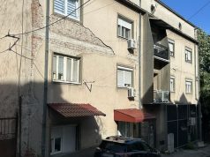 Deo fasade pao sa zgrade u centru Prokuplja, oštećen parkirani automobil
