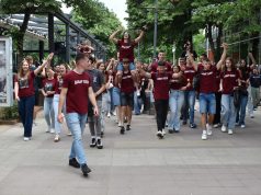 Maturanti Gimnazije proslavili poslednji školski dan uz muziku i trubače