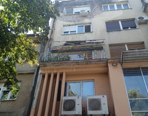 Obrušio se deo fasade u centru Prokuplja, oštećen parkirani automobil